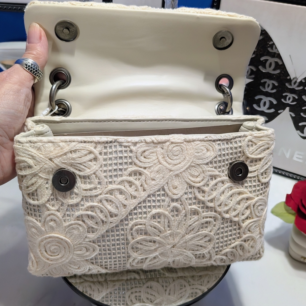 Kurt Geiger Md Kensington With Cream Embroidered Lace Exterior W/ Braided Handle - Picture 10 of 16